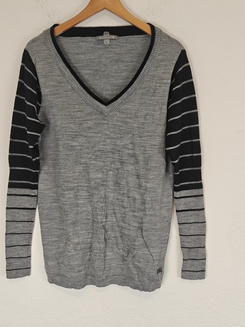 Smartwool Merino Wool V-Neck Sweater Gray Black Striped Sleeve Women’s L
